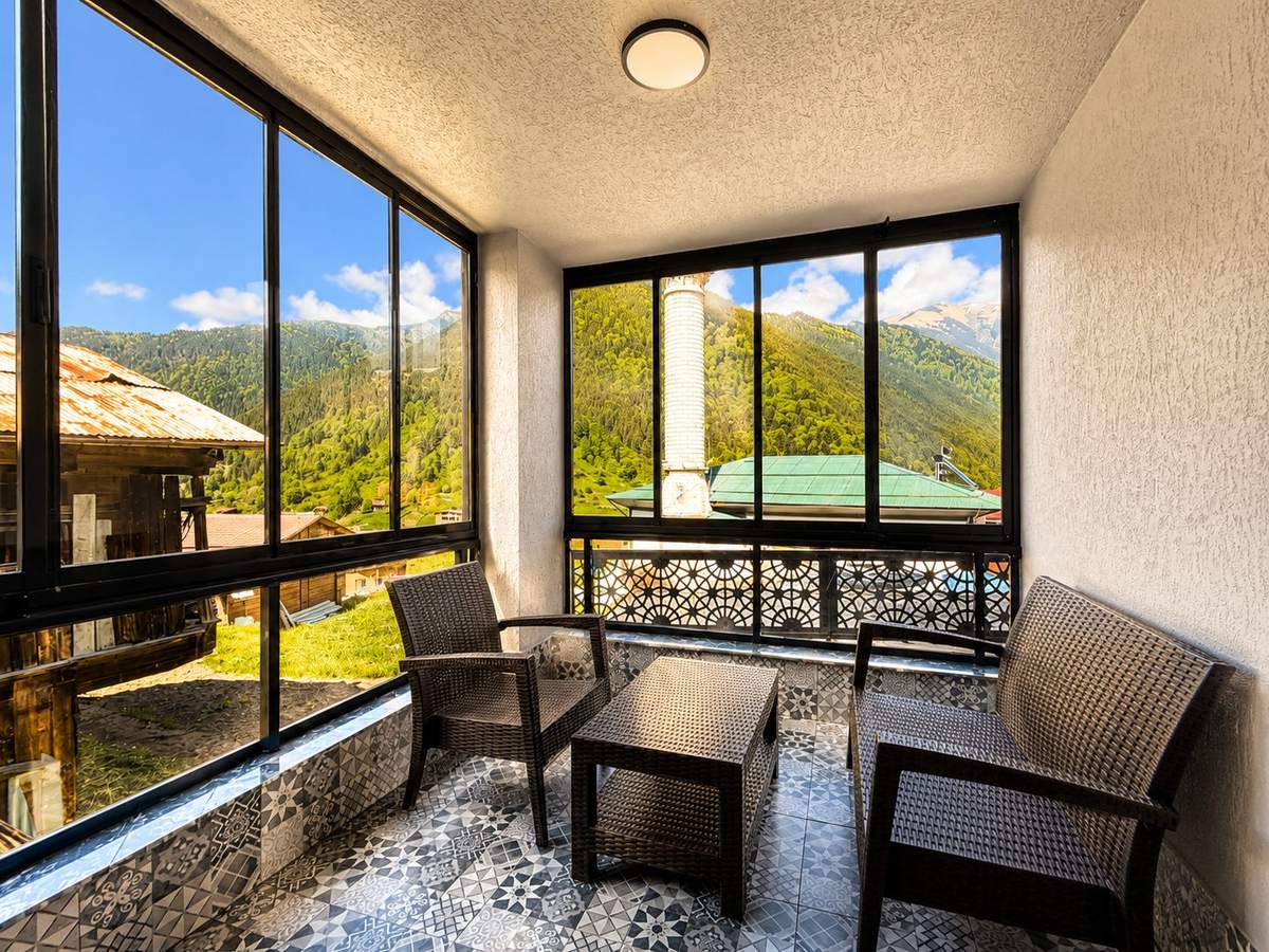 Camlı balkon ve dağ manzarası