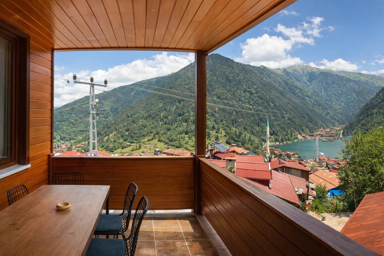 Balkon ve göl manzarası