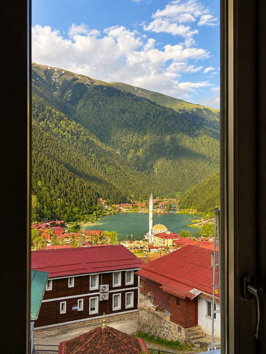 Pencereden Uzungöl manzarası